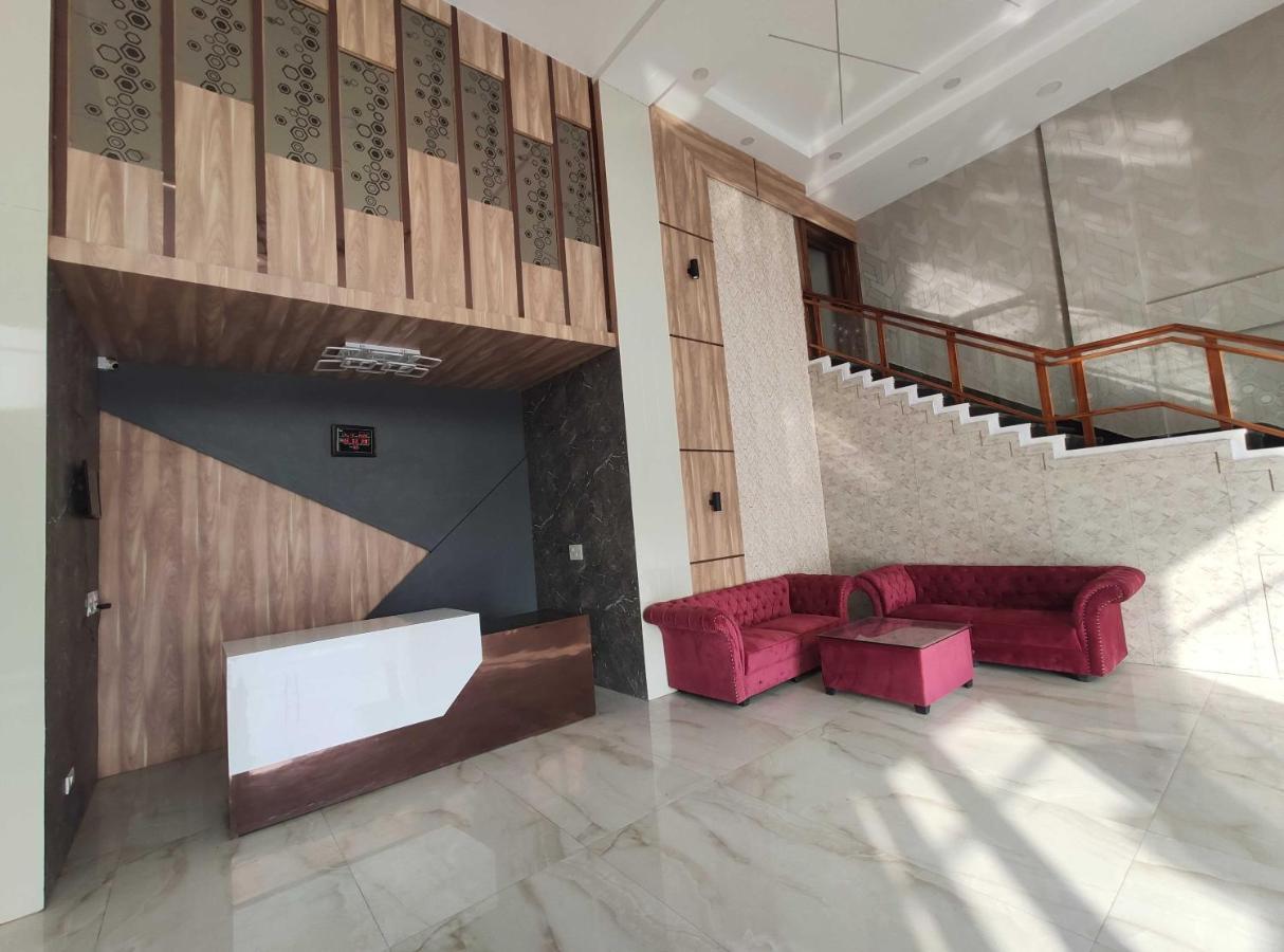 Oyo 92169 Apple Leaf Banquet & Hotel Alīgarh المظهر الخارجي الصورة