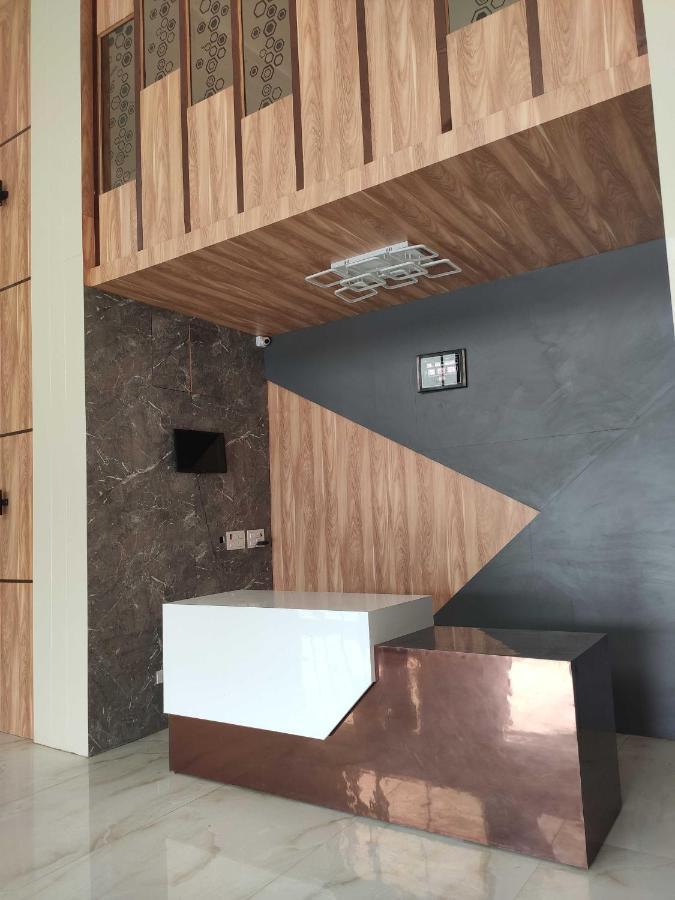 Oyo 92169 Apple Leaf Banquet & Hotel Alīgarh المظهر الخارجي الصورة