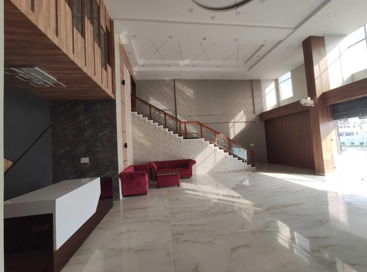 Oyo 92169 Apple Leaf Banquet & Hotel Alīgarh المظهر الخارجي الصورة