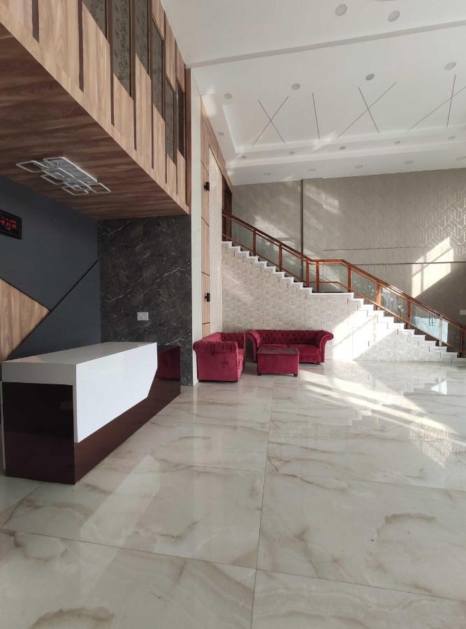 Oyo 92169 Apple Leaf Banquet & Hotel Alīgarh المظهر الخارجي الصورة