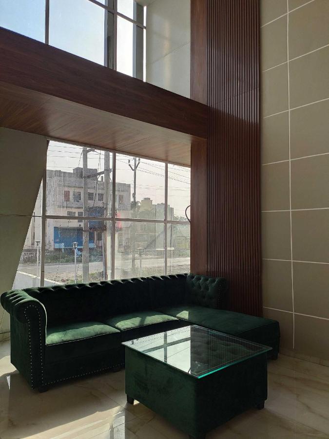 Oyo 92169 Apple Leaf Banquet & Hotel Alīgarh المظهر الخارجي الصورة