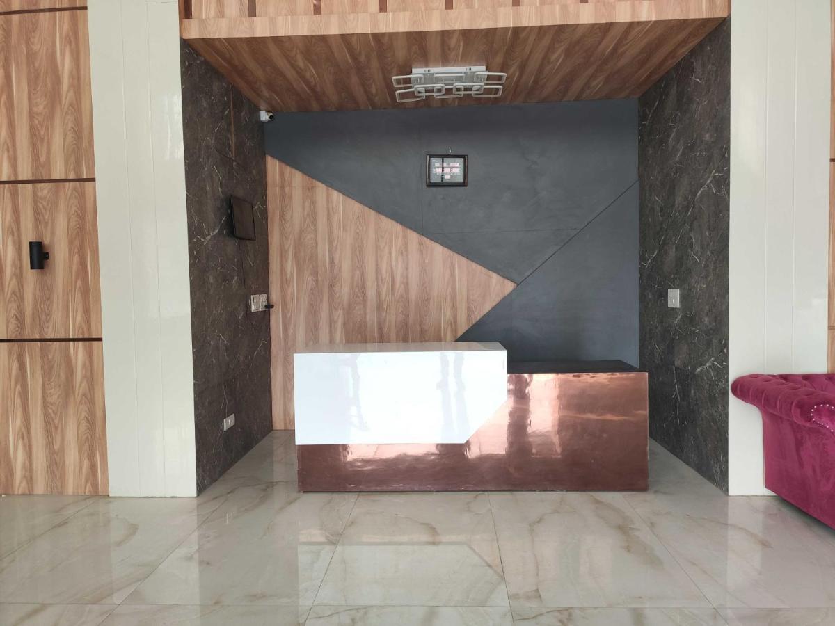 Oyo 92169 Apple Leaf Banquet & Hotel Alīgarh المظهر الخارجي الصورة
