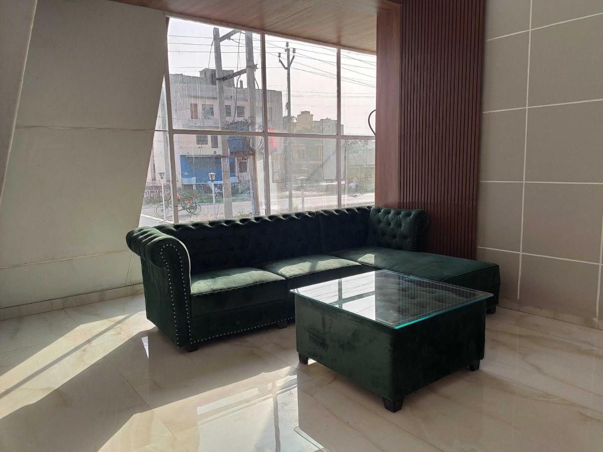 Oyo 92169 Apple Leaf Banquet & Hotel Alīgarh المظهر الخارجي الصورة
